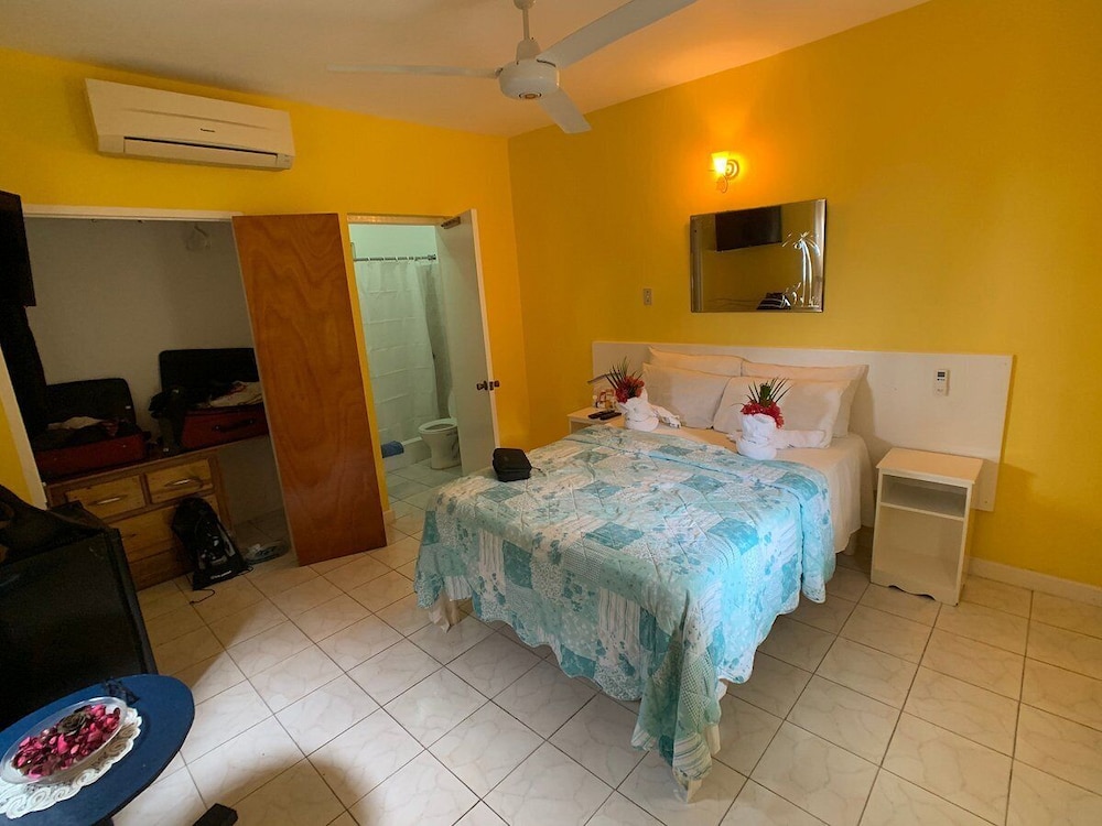 Hotel moms place negril - Image 1