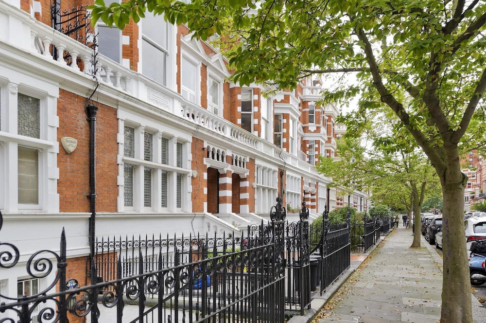 Beautiful Spacious Open-planned 3 Bedroom Apartment in Earls Court