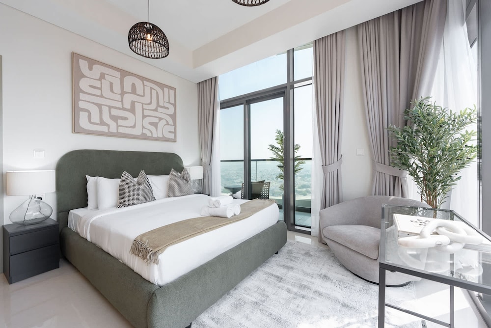 Modern Luxe 2BR in Business Bay