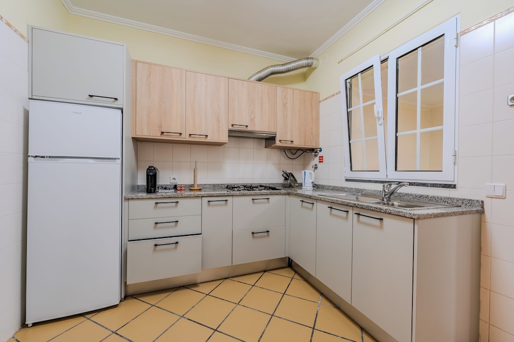 Simões Apartment by HR Madeira