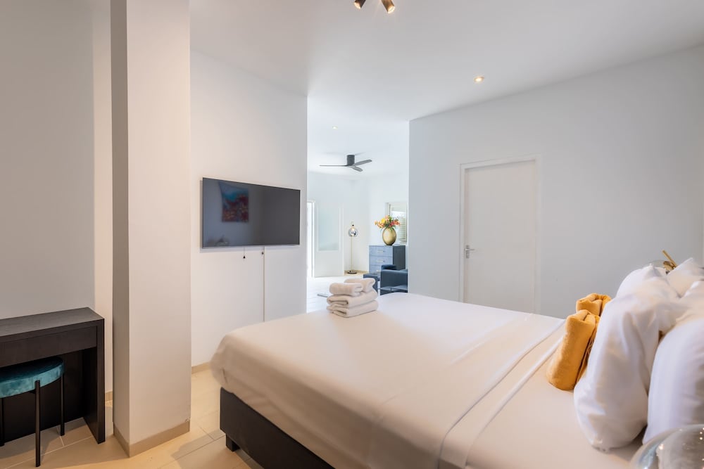 Villa Azure Vista 6BR Luxury Stay w 2 Pools