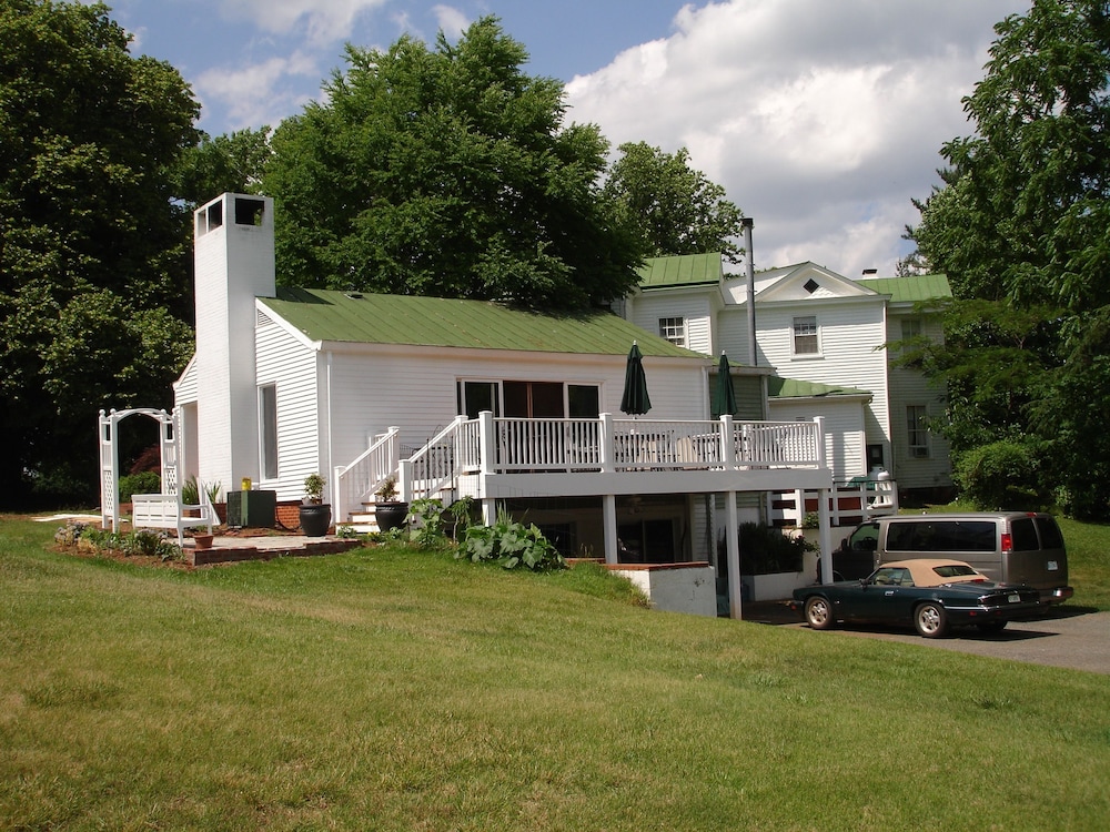 Inn On Poplar Hill