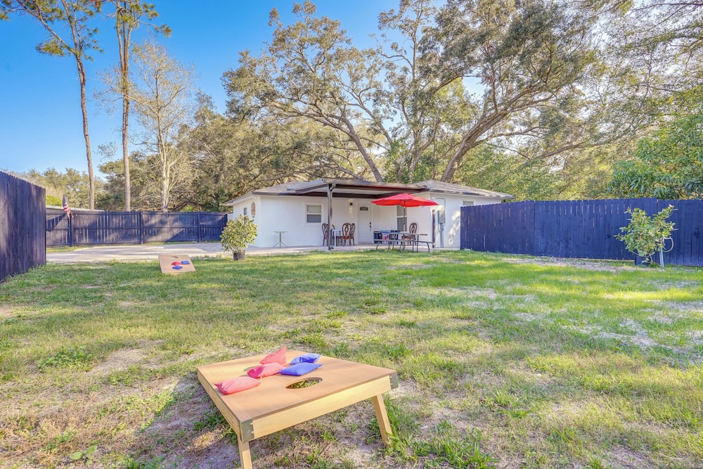 12 Mi to Dtwn Tampa: Vibrant Home w/ Outdoor Space