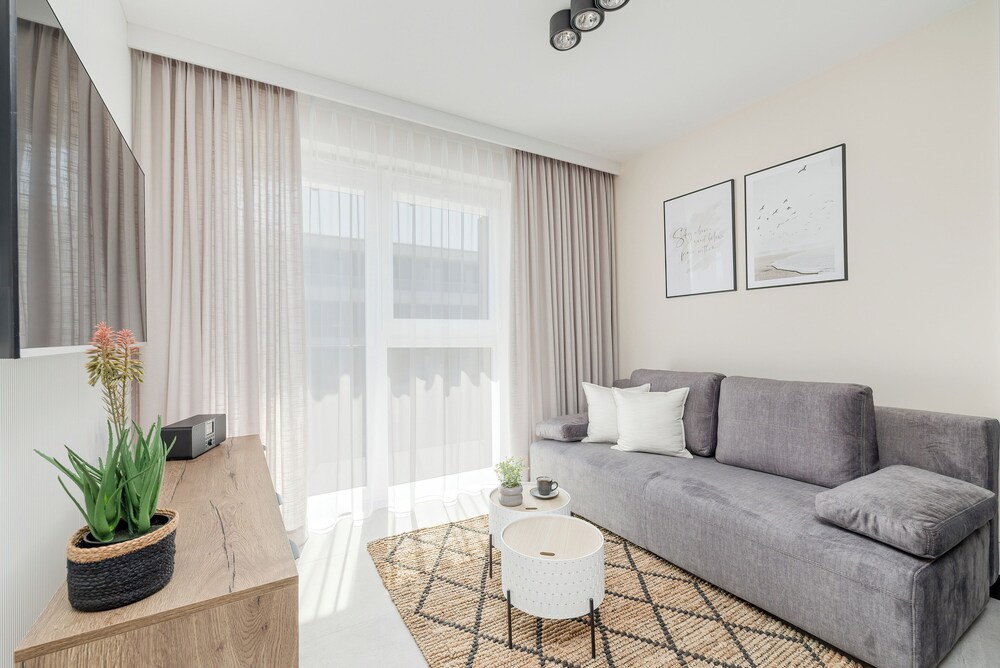 Apartment With Parking by Renters
