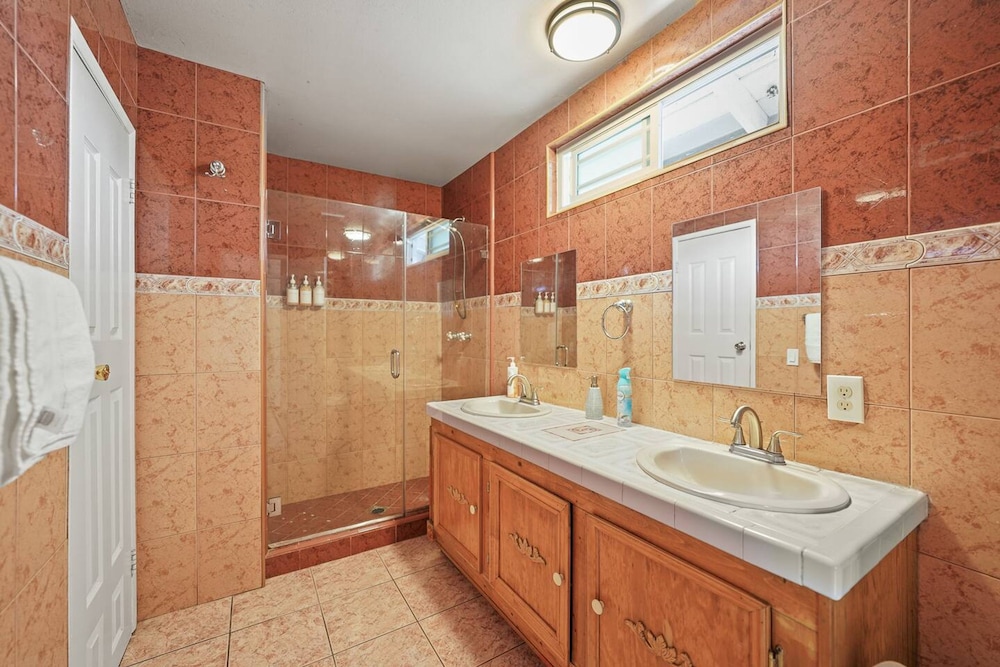 5 BR Jacuzzi 12 Mins to Disney Knotts Beach