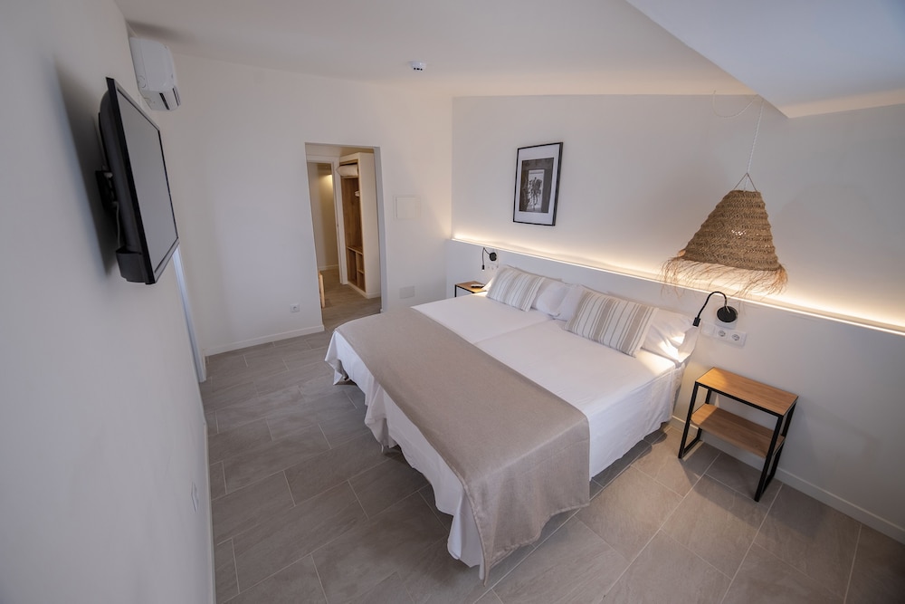 Ciutadella de Menorca Vacations - Hotel Tres Tocs - Property Image 2