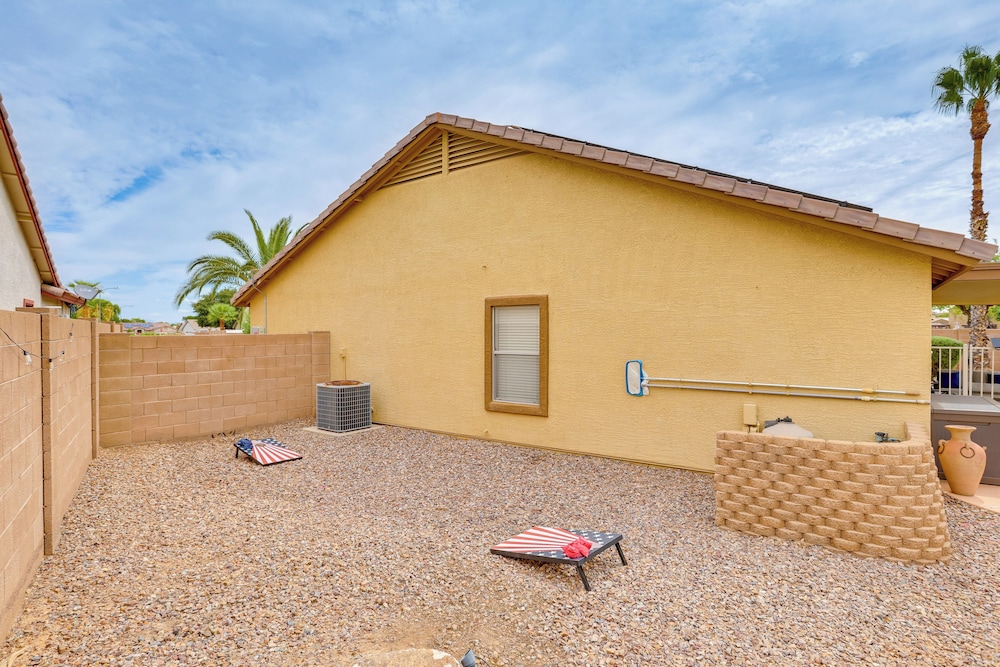 Spacious & Fenced Yard: Relaxing Home in Surprise
