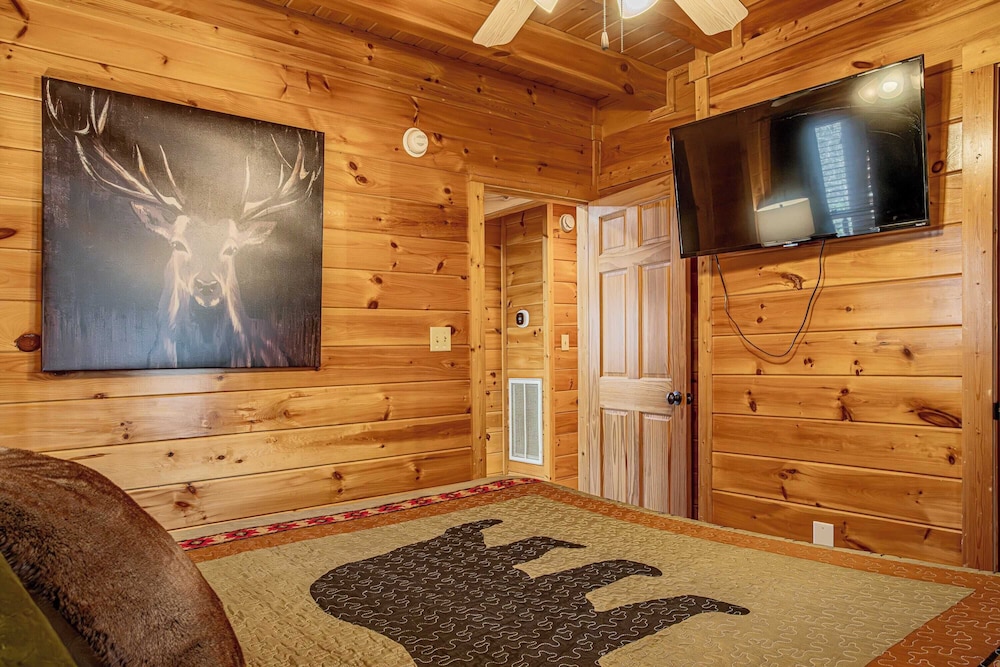 Bear Creek Way by Avantstay Hot Tub, Game Room, Air Hockey, Near Dollywood & Smoky Trails