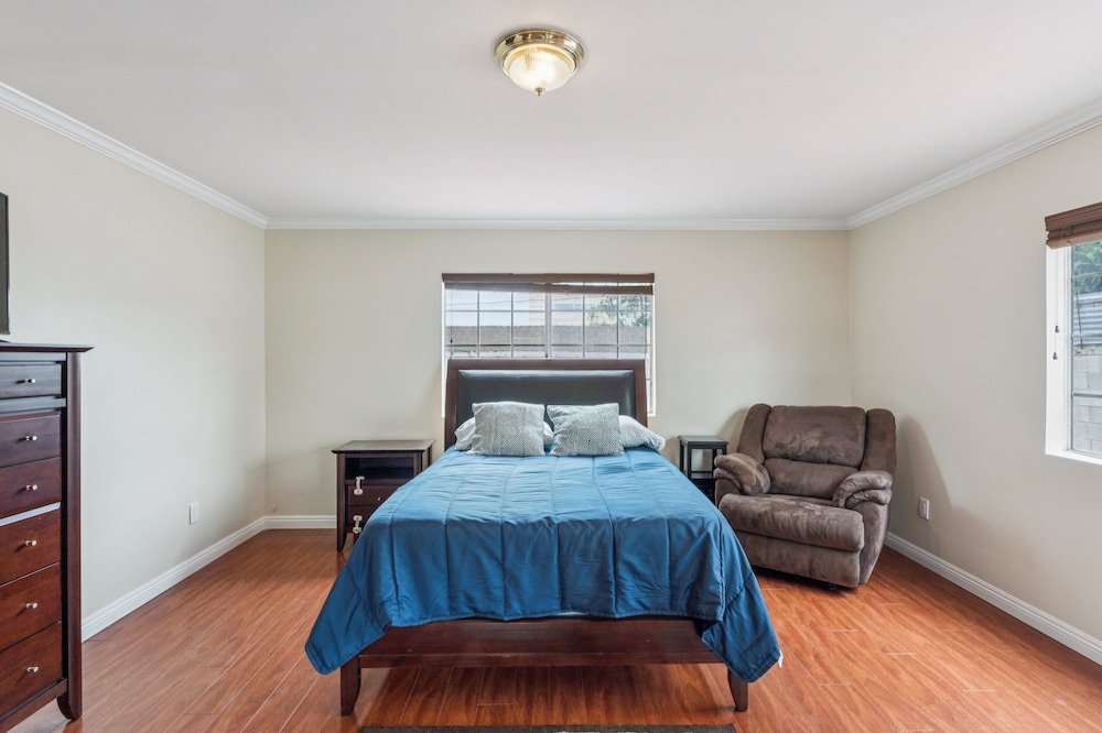 Russell House Near Hollywood & Griffith Park 3 Bedroom Home