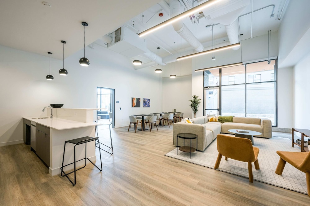 Modern 4BR Free Pkg Near Train Dining