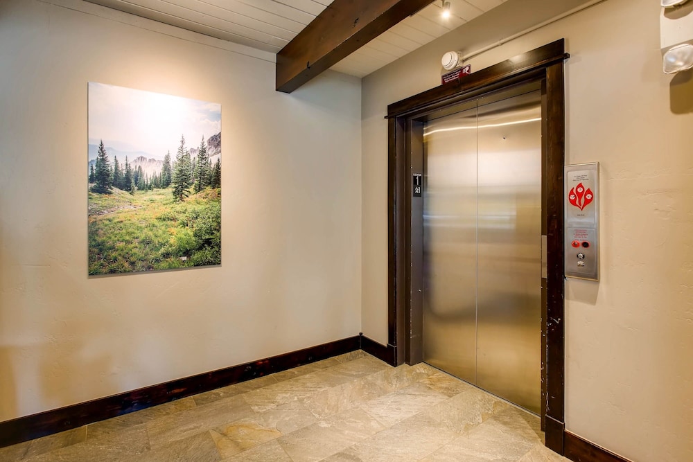 1 Br With Amazing Views Of Mountain Range 1 Bedroom Condo - No Cleaning Fee! by RedAwning view 2
