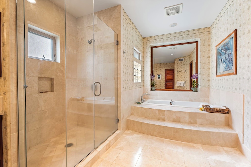 Close to Beaches & Restaurants - Spacious Townhome - Concierge Incl- Vrkcv