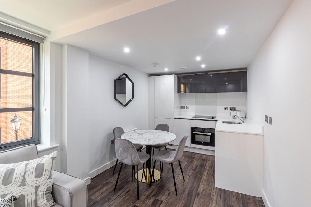 Luxury Interior Designed 2 BR - Jewellery Quarter view 3