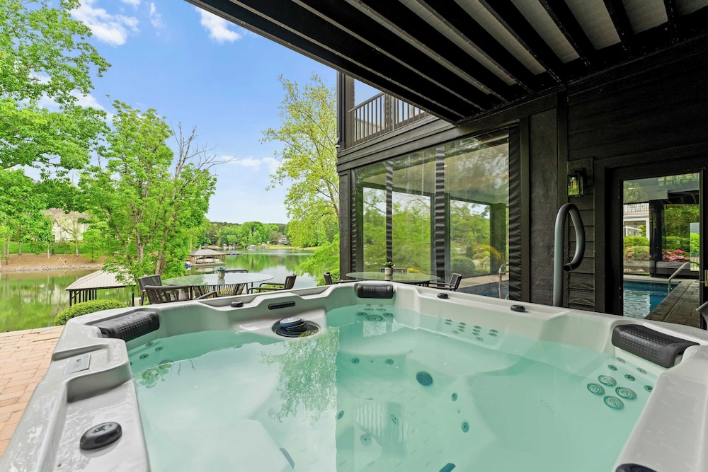 Luxury Lakefront Stay Private Dock, Indoor/outdoor Pool The Retreat