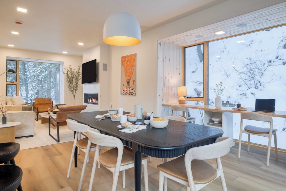 Parkview Mountain House Luxury Ski Home w/ Hot Tub Near Trails & Downtown