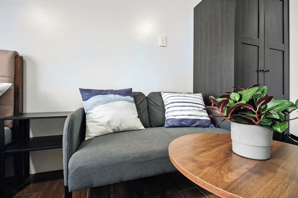 Room-sleek Studio With City Views on the
