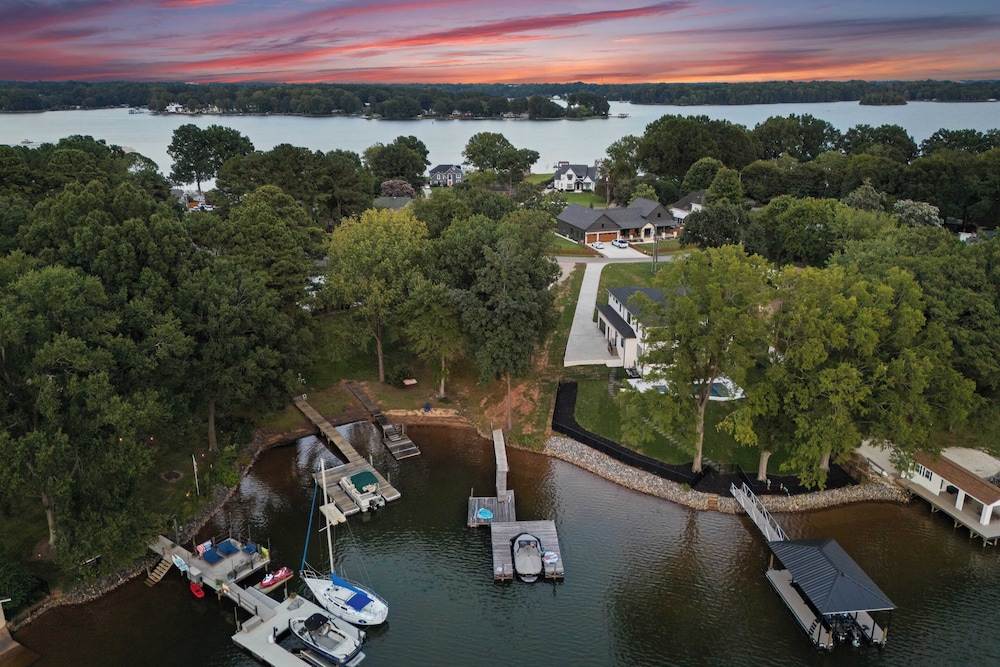 Lake Norman Waterfront Home w/ Covered Porch, Sunset Views & Easy Access to Dining, Shopping & Uptown Charlotte Adventures Sunsets on Shoreline