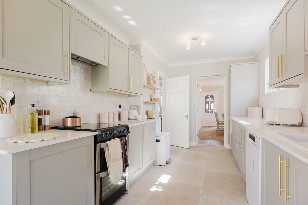 Beautiful 4 BD Home near Woodstock