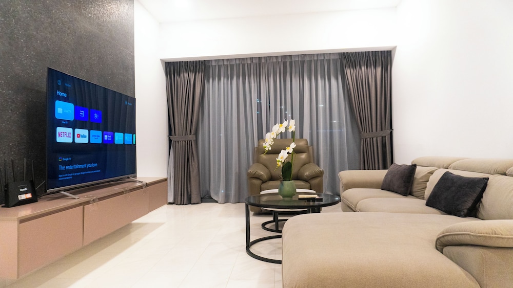 Moonway Luxury Suites At Eaton Residence
