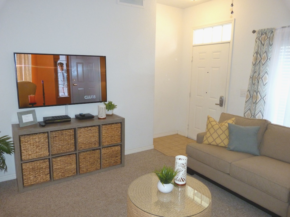 Near Theme Parks! Gorgeous 3 BR Town Home, Splash Park, Pool, Lake, And More!