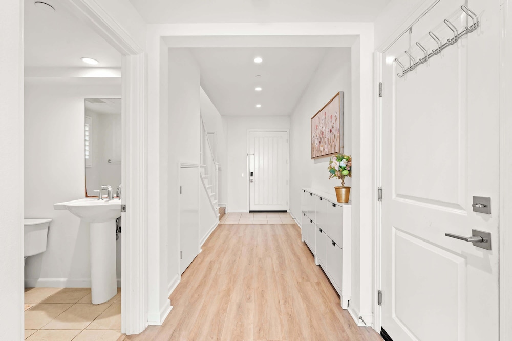 Stylish 3BR Irvine Oasis Family Friendly w Garage