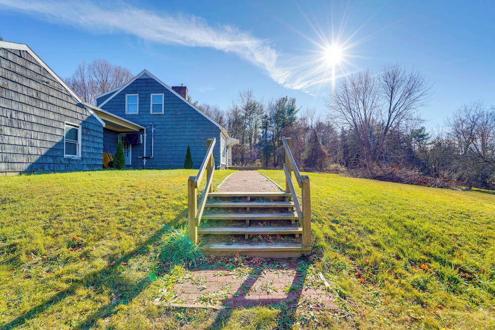 Quiet Country Living: Farmhouse Apt Near Hudson!