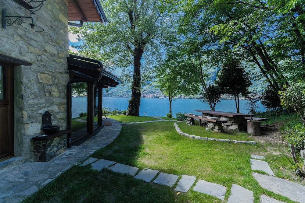 The Writer's Nest by Rent all Como