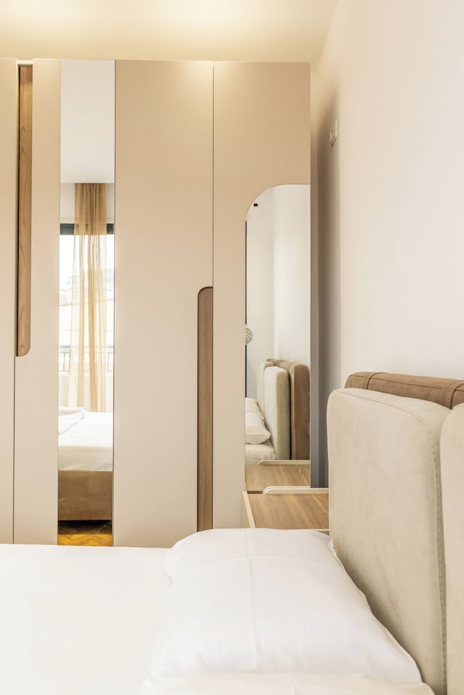 Tirent Apartment-Modern 1-Bedroom Stay Near Liqeni i Thatë