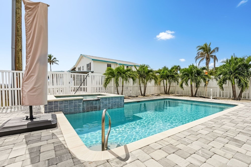 5550 Palmetto Paradise: 3br W/ Gulf Views, Heated Pool 3 Bedroom Home