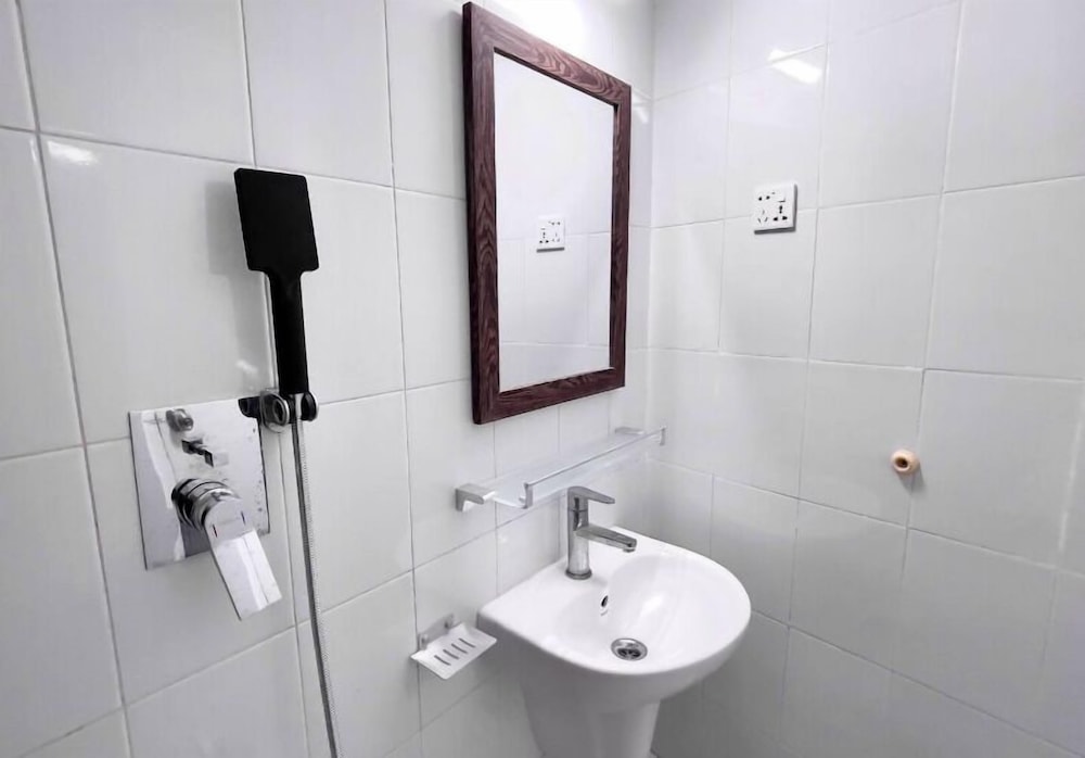 250sqft 4 Economy Stay Pool & Gym