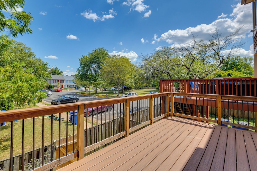 Close to Hospital & Dulles: Herndon Townhome