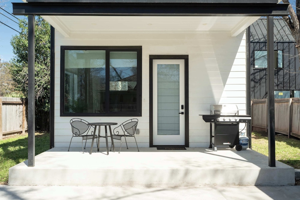 Upstay: Contemporary 2BR Retreat w Patio & BBQ
