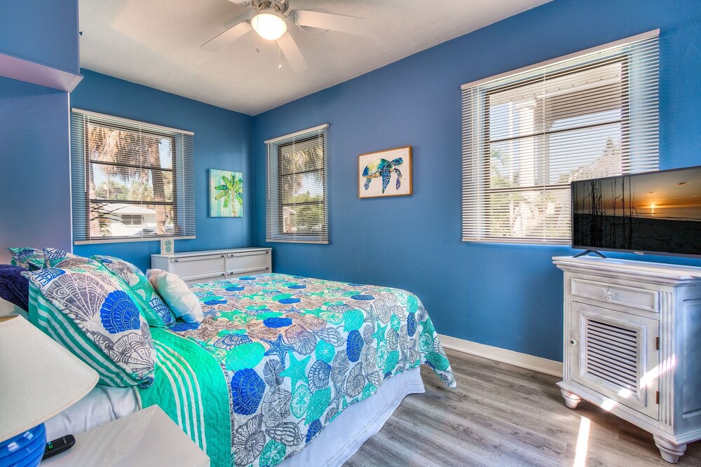 Sunny Escape - A Monthly Beach Rental 3 Bedroom Home by RedAwning - Image 5