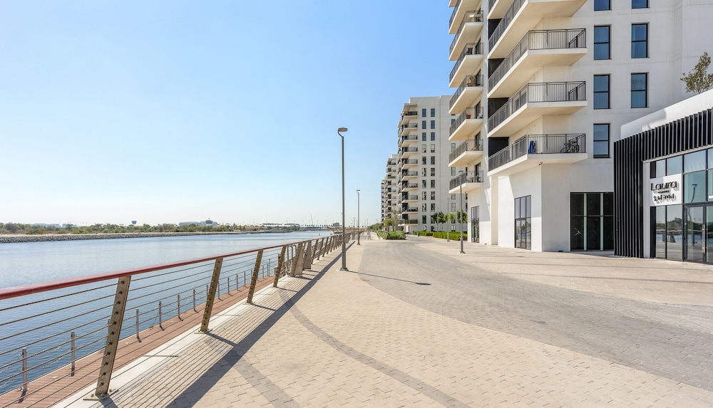 WelHome - Apt Close to Yas Waterworld and Ferrari Circuits