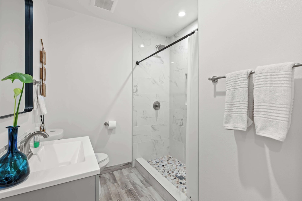 Cozy & Stylish Home Spacious, Fully Equipped Stay