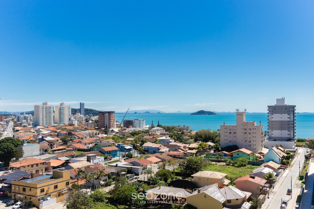 Estadia completa com piscina a 400m da Praia da Armação \- SKL