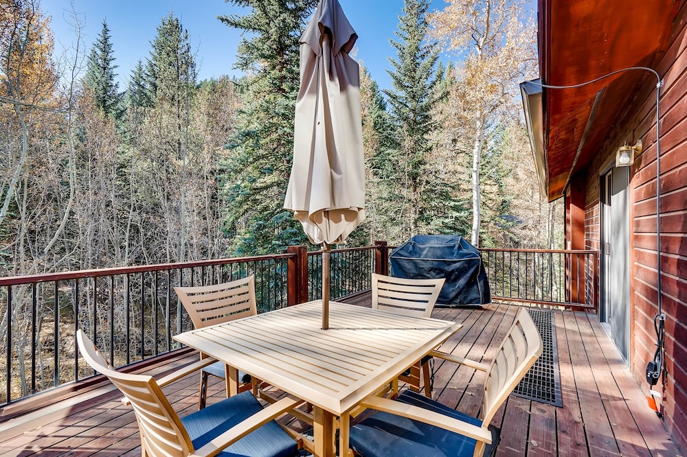 Spacious 4bdrm /sleeps 10, Stunning Views, Fireplaces 4 Bedroom Home by RedAwning