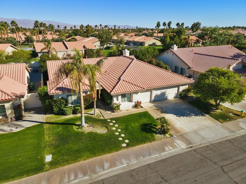 Stunning 5 Star Home Retreat Private Pool Spa BBQ 4 BR