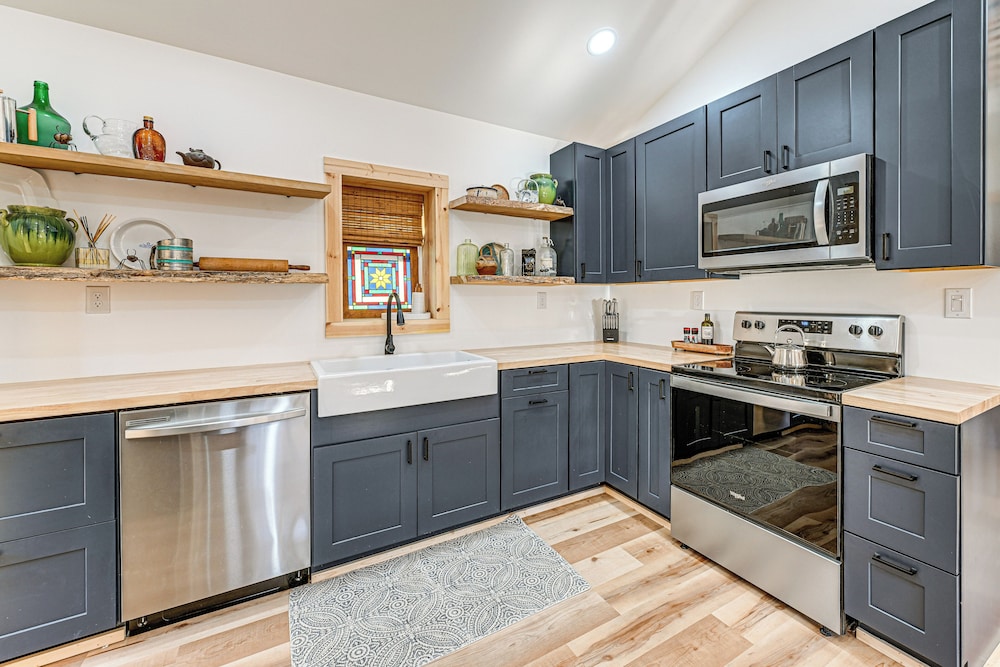 Remote Home w/ Deck & Grill in Scenic Tuckasegee!