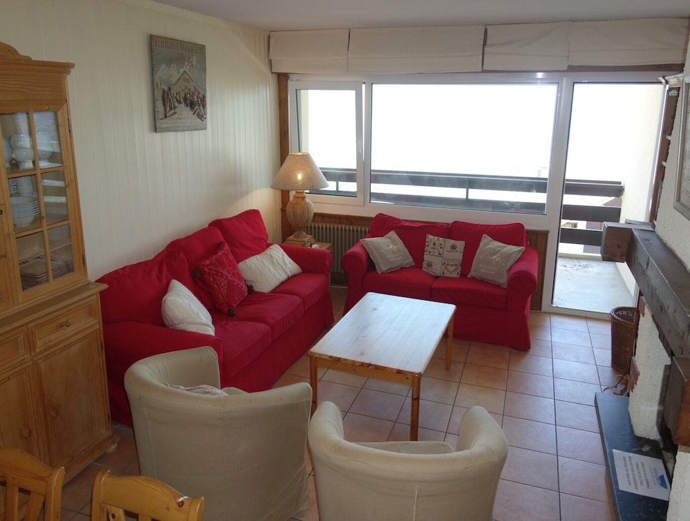 Spacious Apartment With Garden Furniture