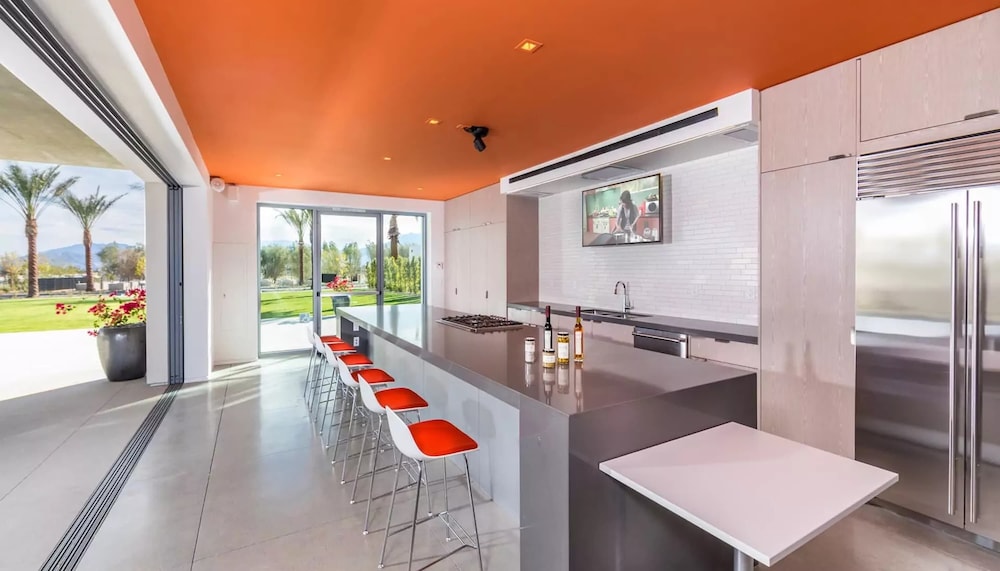 Modern Miralon - Sophisticated Retreat for Up To 5 w/ Resort Amenities