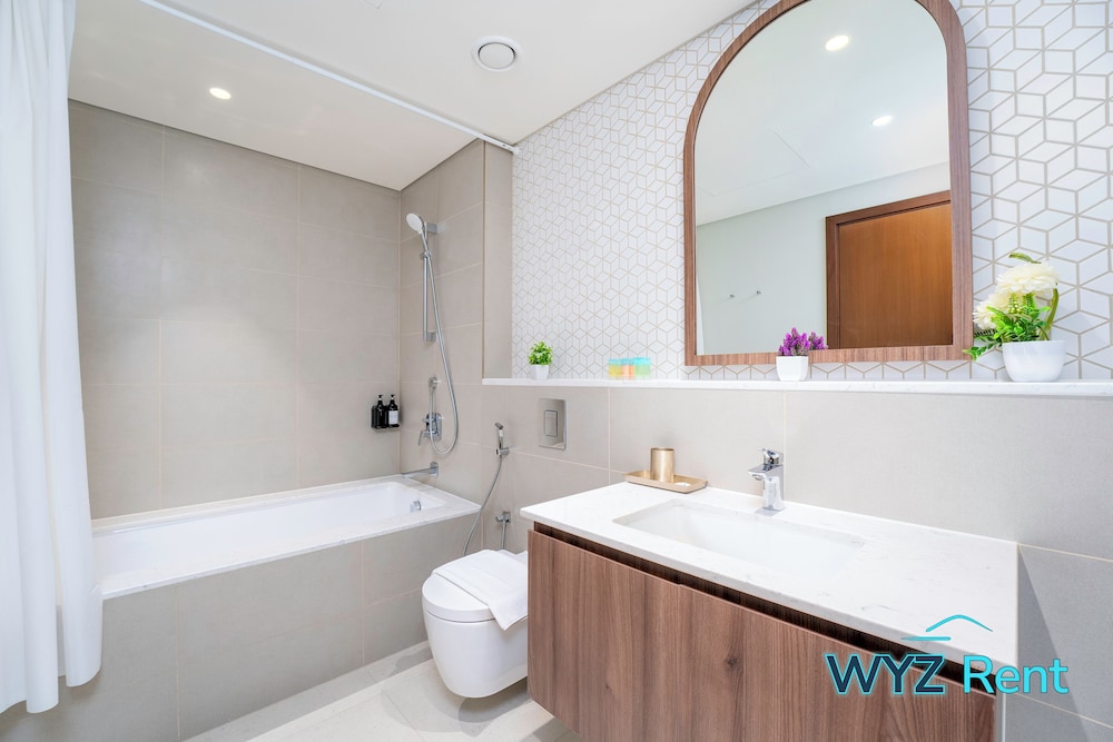 Chic 2 BR in Vida Residences Canal View