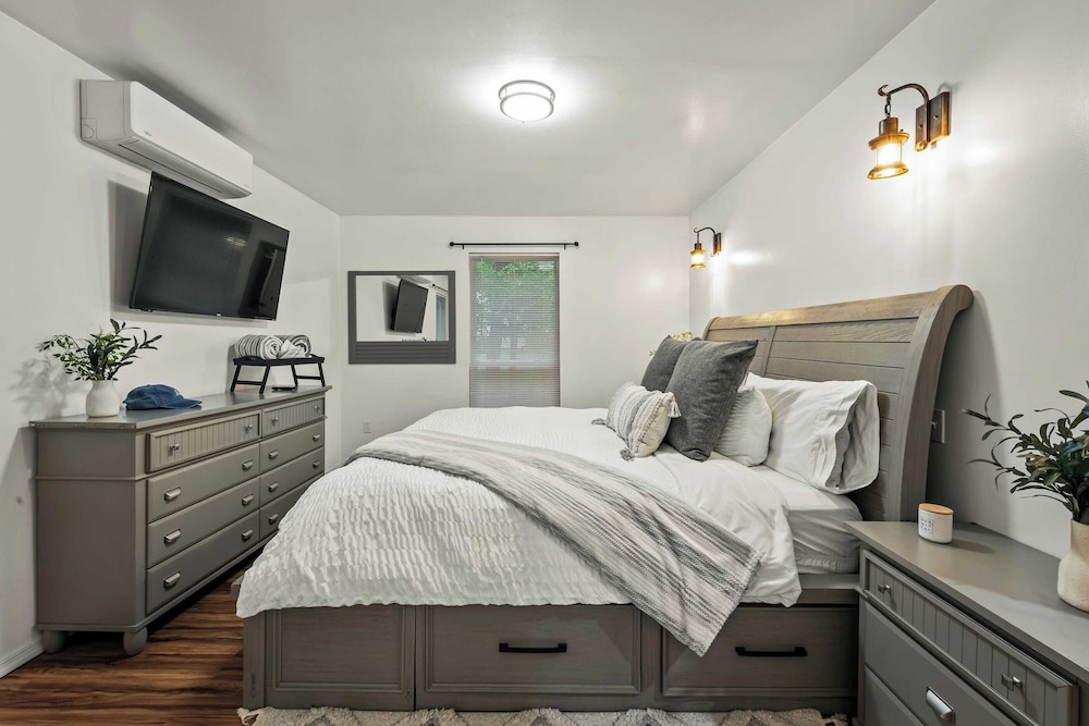 Stylish Mountain Retreat w/ Hot Tub & Firepit Penn Estate Getaway by Avantstay