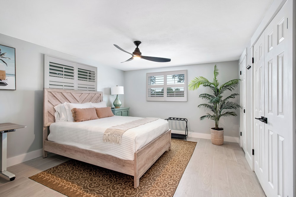Luxury Pool Retreat near Siesta Key