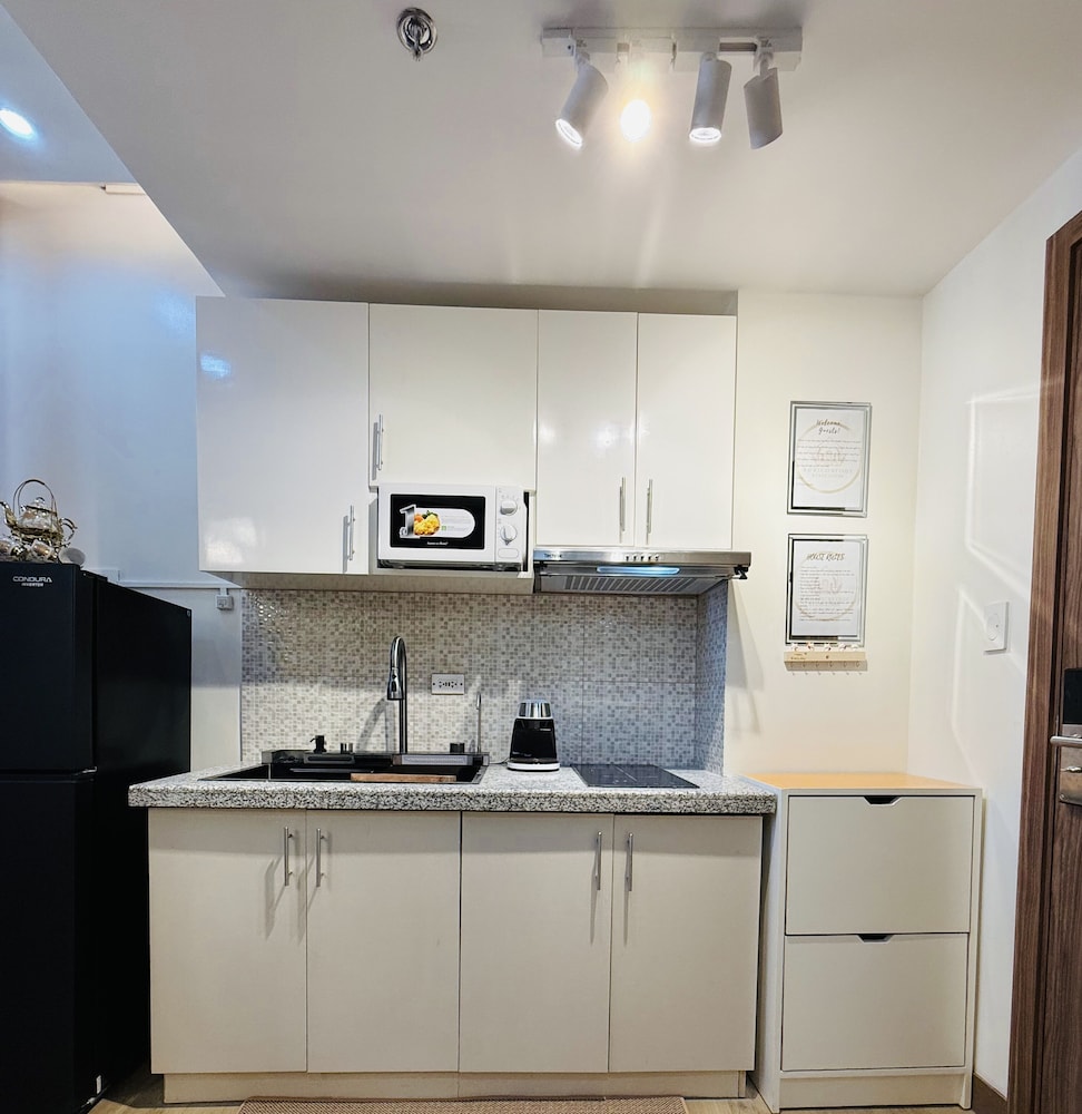Cozy Retreat w/Balcony Near SM Mall/NAIA Airport