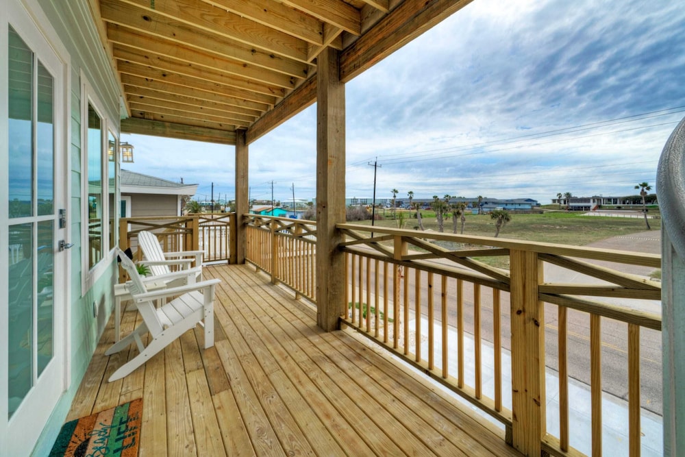 Sleeps 24 2 Homes, Walk to the Beach, Private Pools, Fire Pit, Modern Design