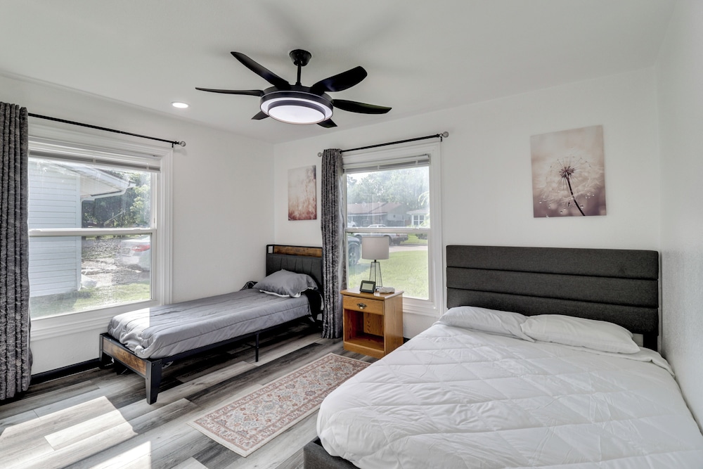 1 Mi to At&t Stadium: Family Home w/ Large Yard!