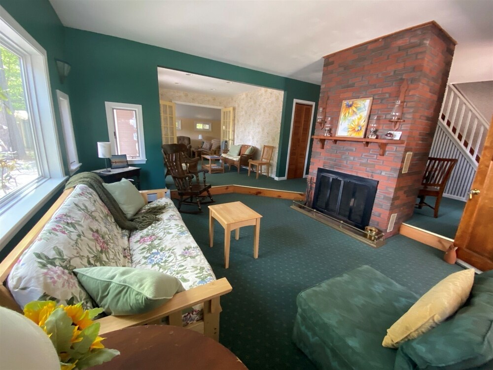 Sunrise Pines Limit 6 2 Bedroom Cottage by RedAwning view 5