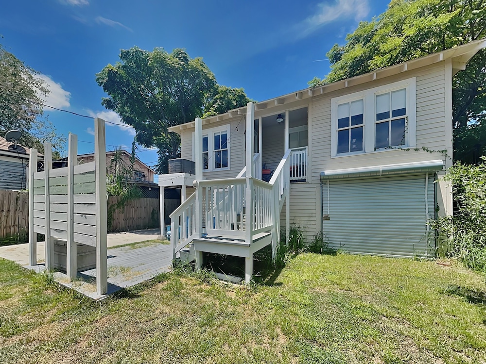 Sealy Street Duo by Ryson Vacation Rentals