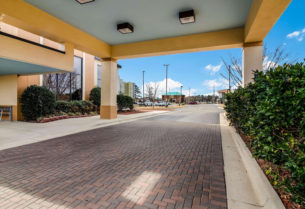 New Bern Vacations - Clarion Pointe New Bern - Property Image 1
